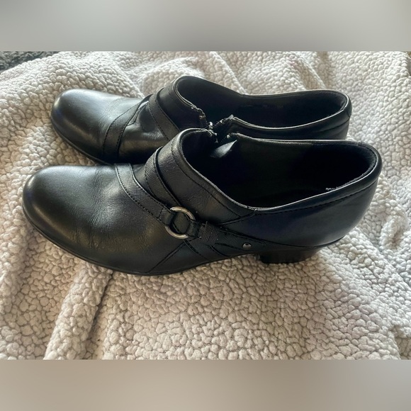 Clarks Shoes - Clarks women’s  Black Leather Loafers size 7